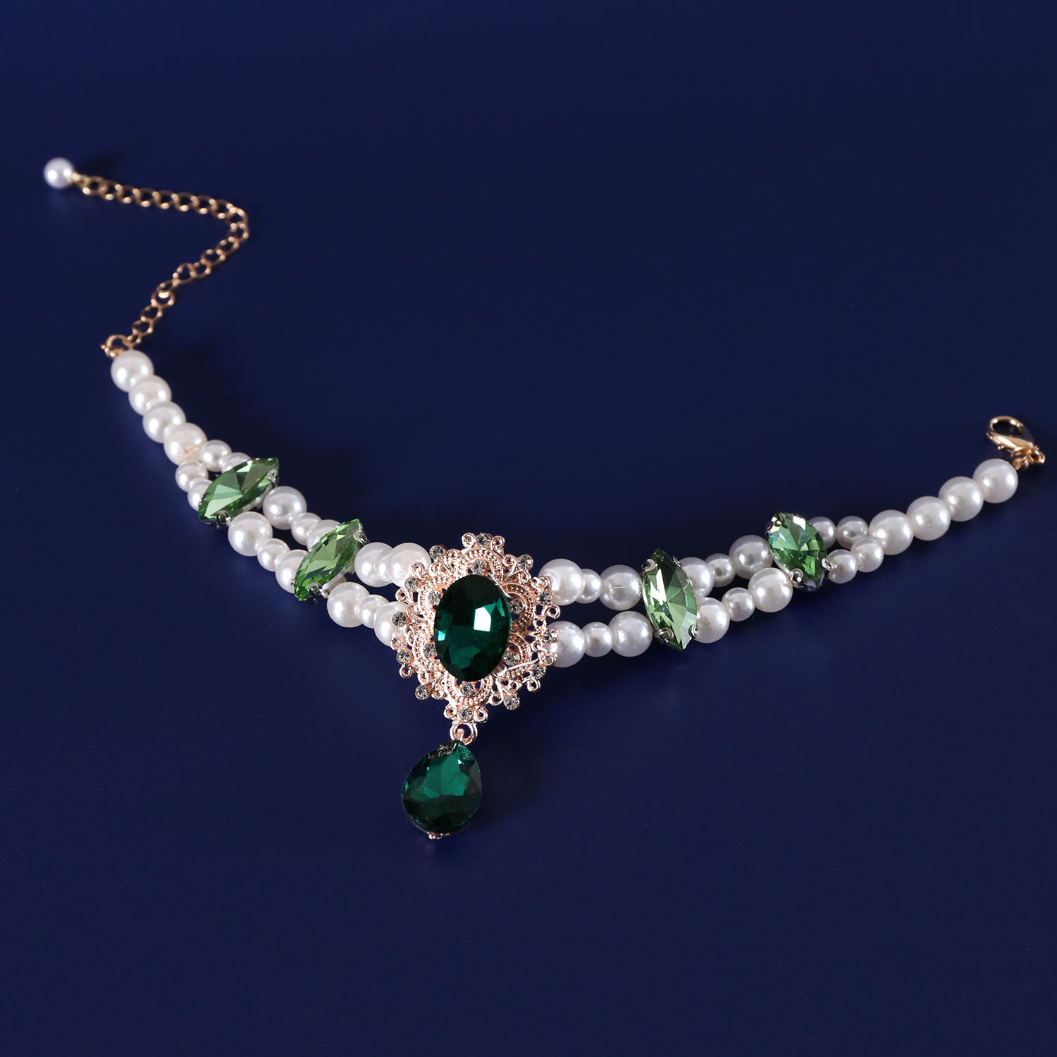 Green double strand pearl pet necklace close-up